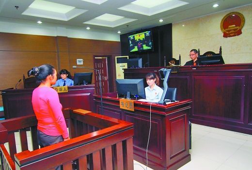  9月29日，万州区人民法院，被告王桂娟（化名）在庭审现场。 重庆晨报记者 胡杰 实习生 黄敬坤 摄