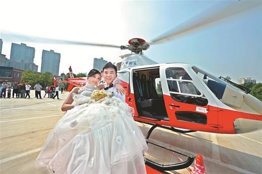 情侣乘直升机办婚礼引围观 部分礼金捐慈善(图)