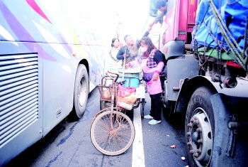 附近村民到京沪高速上卖煎饼果子。　记者　吴永功　摄