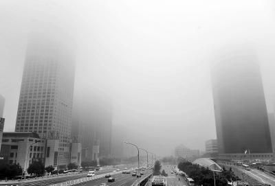 10月6日，大雾笼罩着北京国贸桥附近的建筑。当日，北京遭遇雾天供图/新华社