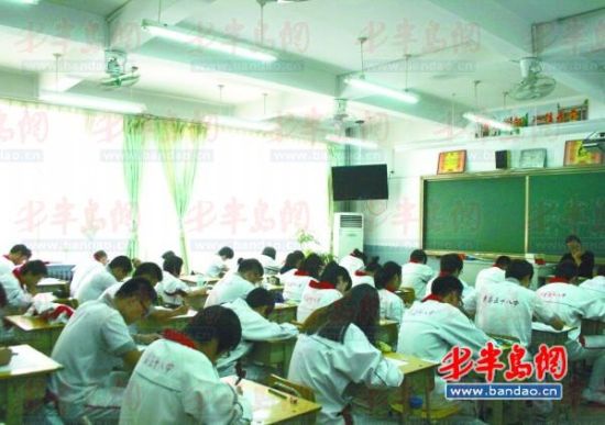  10月9日，58中高三学生进行阶段性英语测试，不再有英语听力。