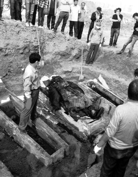 中间着官服的为干尸，两边棺材中为骨架（图片由网友刘先生提供）。