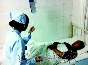 被救船员于敬斌在牟平人民医院接受治疗。　本报记者　韩逸　摄