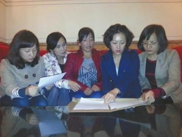 省司法厅法律援助中心、省妇联工作人员和赵泽莲(中)讨论案情。