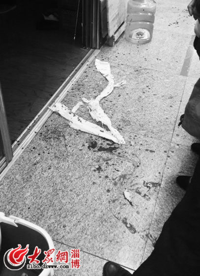 义乌小商品城一期一店铺前地上的血迹令人触目惊心。