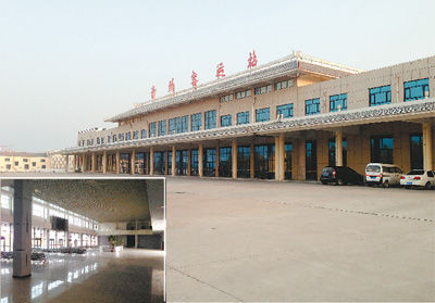10月23日拍摄的青州客运站外景(大图)以及空荡荡的候车大厅(小图)。