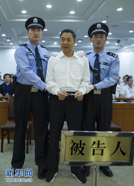 这是一审宣判后，法警给薄熙来戴上戒具(9月22日摄)。 新华社记者 谢环驰 摄