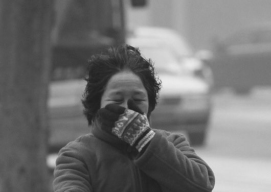 　□CFP供图 　▲10月29日，一位济南市民在雾霾中骑行。