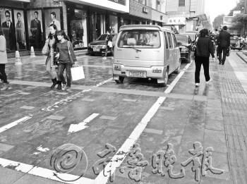 济南泉城路商业街从2002年就开始收停车费。　　本报见习记者　戚云雷　摄