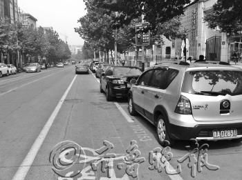 29日,济南市环山路两侧停满了车,10月9日这些车位开始收费。　　本报见习记者　戚云雷　摄