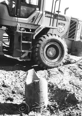 挖土机正将机井周围的坑填平。　本报记者　刘蒙蒙　摄