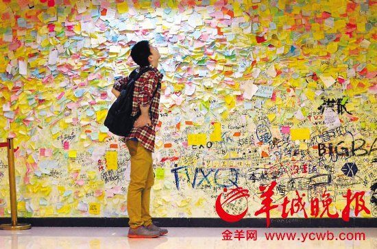 　2013年“光棍节”来临，广州的单身男女们在千方百计寻找自己的叧一半。图为在广州某商场内，这位男生在真情留言墙上寻找着什么？羊城晚报记者 朱文海 摄 