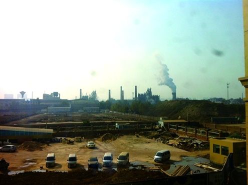 图中远处冒着浓烟的就是山东球墨铸铁管有限公司厂区　记者王善龙摄