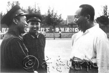 1958年8月9日，毛泽东主席在济南与长征时的警卫员陈昌奉上校交谈。