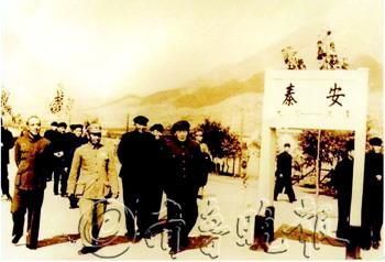 1952年10月28日，毛泽东主席在泰安火车站散步。