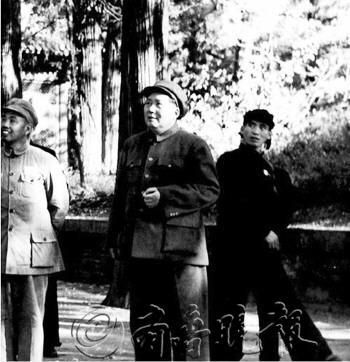 1952年10月28日，毛泽东主席在曲阜视察。