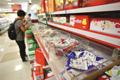 9月9日，方庄一家大型超市内，货架上摆放着各种牛奶。新京报记者 黄月 摄