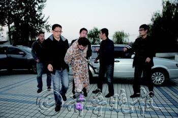 犯罪嫌疑人被押解回淄川。