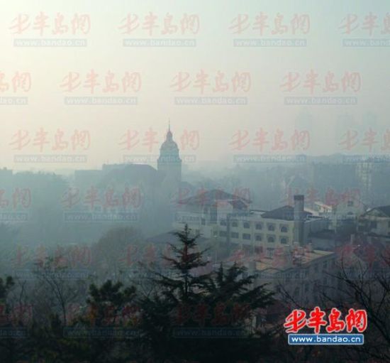 12月3日，从信号山鸟瞰岛城，雾霾严重。