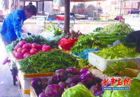 市民在市场上挑选蔬菜。