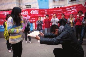 12月5日，中南林业科技大学的女生节，孙阳（化名）送搓衣板给小蒋。图/记者 蒋丽梅
