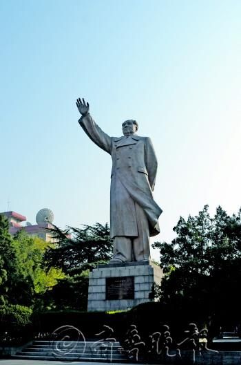 山师大东方红广场的主席塑像。