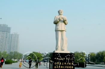 幸福柳广场汉白玉材质的主席塑像。