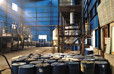 　23日，位于湖北荆门沙洋的熊兴化工厂精细化工分厂，停产的氟乙酸甲酯车间内氟乙酸甲酯被原地封存。