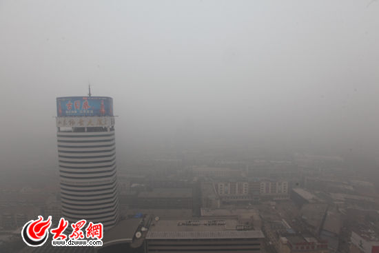 1月7日中午，从30层楼往下看，历下区的一片居民小区消失在雾霾中。