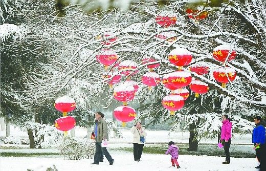 　6日，济南市普降大雪，众多市民来到景区观景赏雪。