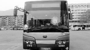 公交车窗被砸碎。本报通讯员 战志勇 摄