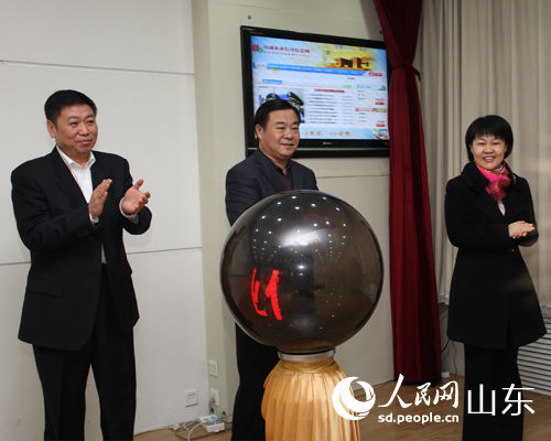 济南市工商局副书记杨玉军（左二）、历城工商局局长刘建华（左一）启动历城企业信用网。（摄影 吴明刚）