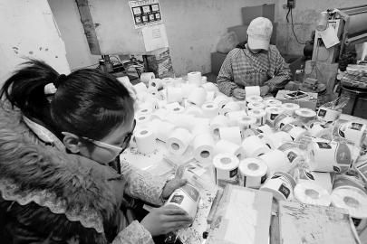 11日，济南恒安纸业的工人在生产纸巾时，未佩戴手套、口罩。