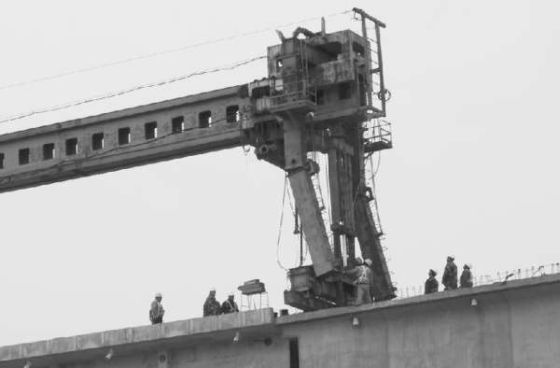 在外夹河上，自重300吨的运架一体机在架设每片重达900吨的箱梁。