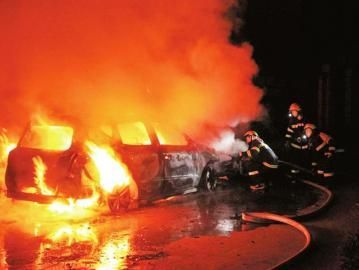 消防人员为燃烧汽车灭火。