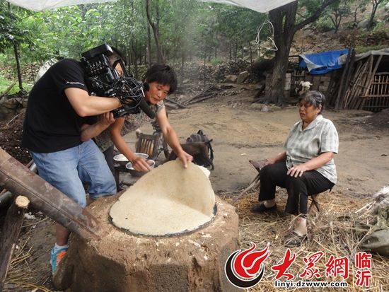 　　2013年7月，《舌尖中国2》摄制组拍摄烙煎饼的场景。 