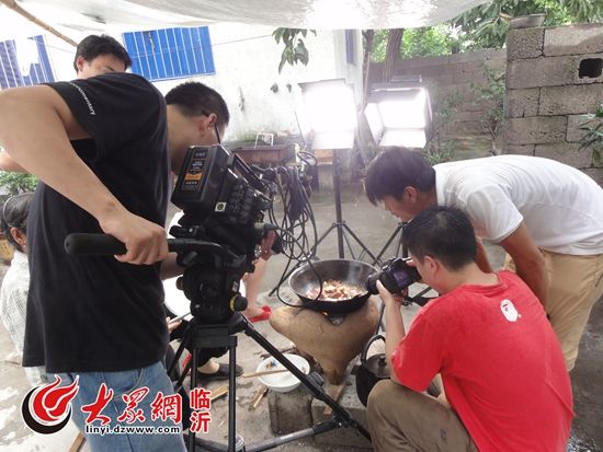 　　2013年7月，《舌尖中国2》摄制组拍摄红烧肉烧制过程。