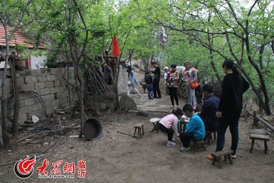 　　4月20日，来自不同地区的游客来到拍摄煎饼的院落参观。