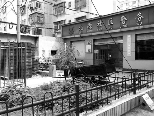 淄博市一小区门前一处警务室占压到了地下燃气管道