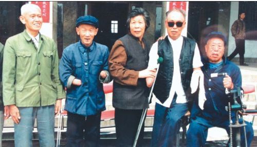 在泰安荣军医院，老伙计们的一张合影。(左二为侯方仁，左四为朱彦夫) 资料片