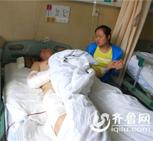吴凤刚的女儿吴晨曲在一边照顾父亲。
