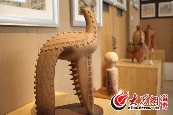 尹干陶瓷艺术馆展出陶艺作品——滨之灵。庄晓娟 初肇威 摄