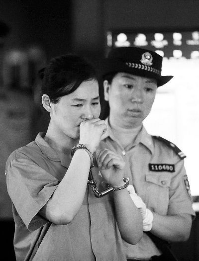 走进法庭时，女被告人看到亲人不禁流泪 　摄/记者曹博远