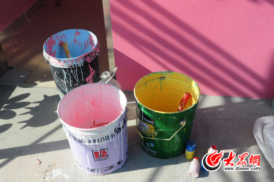 现场施工人员介绍，“弃婴岛”施工使用的是高标准乳胶漆，一桶价格约为1000元。记者 王长坤 摄
