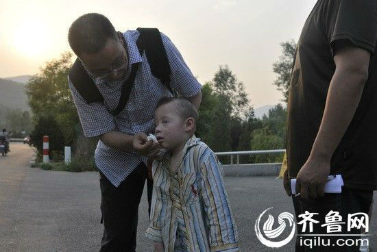 81年的年轻父亲如今却是满头白发，带着5岁的“天使男孩”，希望能够在济南儿童福利院寻找到最新的政府补贴政策。（齐鲁网记者 李聪格 摄）