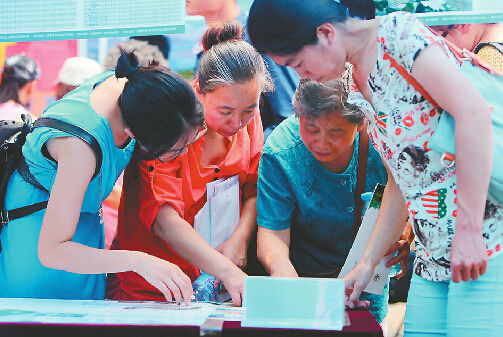 26日，“2014年山东高考招生咨询会”在济南市妇女儿童活动中心举行。众多家长与考生就如何填报高考志愿等问题与各高校工作人员面对面交流。