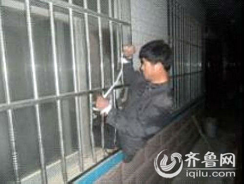 潍坊男子深夜破窗实施盗窃 瓮中捉鳖被绑窗上