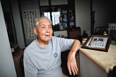 7月4日，抗战老兵尤广才在家中。抗战期间，他曾作为中国第二批远征军，参与缅甸密支那会战。新京报记者 侯少卿 摄