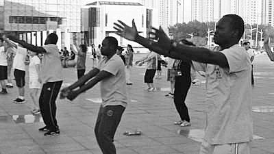 三个非洲小伙和大妈一起跳广场舞