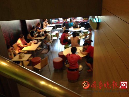 21日，记者在省城走访发现，麦当劳、肯德基等店内的客流量未受太大影响。本报记者李钢摄